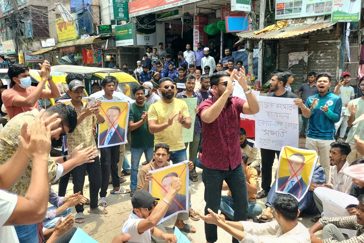 কিশোরগঞ্জ জেলা ছাত্রদলের নতুন কমিটি বাতিলের দাবিতে সড়ক অবরোধ করে বিক্ষোভ