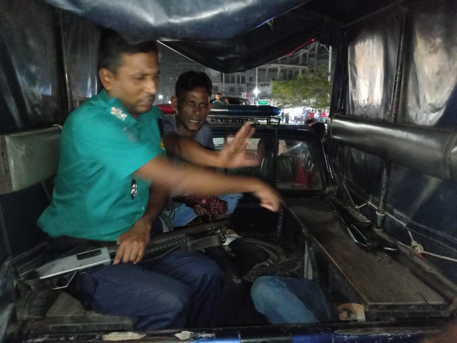 খুলনার নিরালা মোড়ে ছিনতাইচেষ্টায় ২ জন আটক