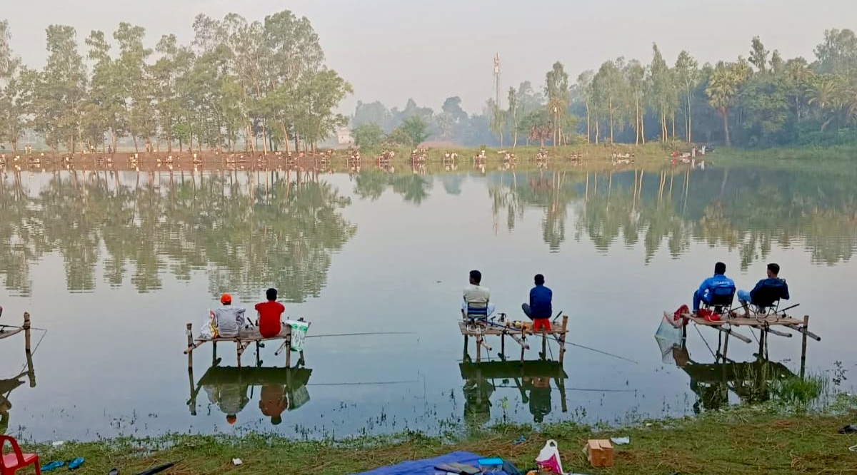 কালিয়াকৈর মেদীআশুলিয়া বড় পুকুরপাড়ে টিকিটের মাধ্যমে বরশি দিয়ে মাছ ধরার প্রতিযোগিতা শুরু