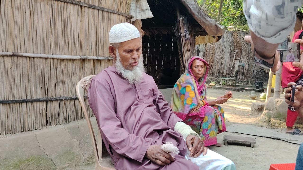 মনে হয় মসজিদে আর নামাজ পড়তে পারবো না-কান্না জড়িত কন্ঠে বৃদ্ধ ছিদ্দিক
