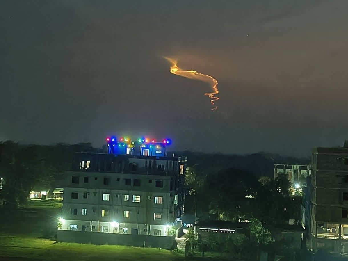 কক্সবাজার সৈকতের আকাশে ‘রহস্যময়’ আলোর ঝলক, জনমনে কৌতূহল