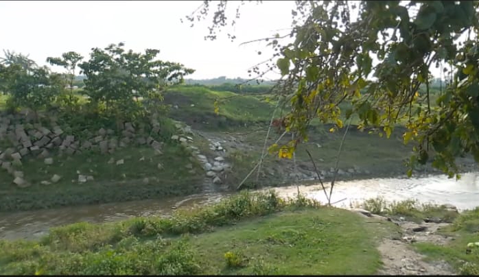 তিন যুগের অপেক্ষা: একটি সেতুর অভাবে বন্দি হোসেনপুরের সাহেবের চর
