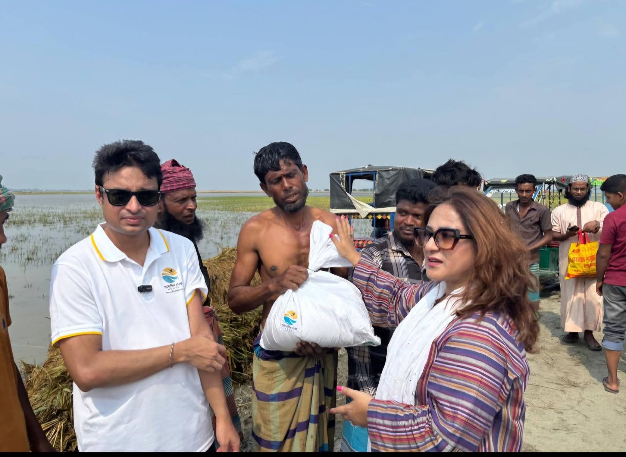 হাওরে বন্যা দুর্গত এলাকা পরিদর্শন ও ত্রাণ সামগ্রী বিতরণ করেন নারী নেত্রী কাজী রেহা কবির