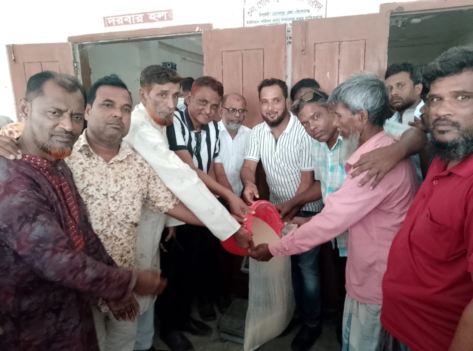 হোসেনপুর গোবিন্দপুর  ইউনিয়নে  ঈদুল আজহা উপলক্ষে বিনামূল্যে ভিজিএফ চাল বিতরণ