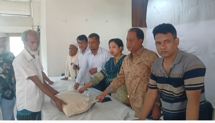 কটিয়াদী পৌরসভার ২৫০টি অসহায় পরিবারের মাঝে চাল ও নগদ অর্থ বিতরণ