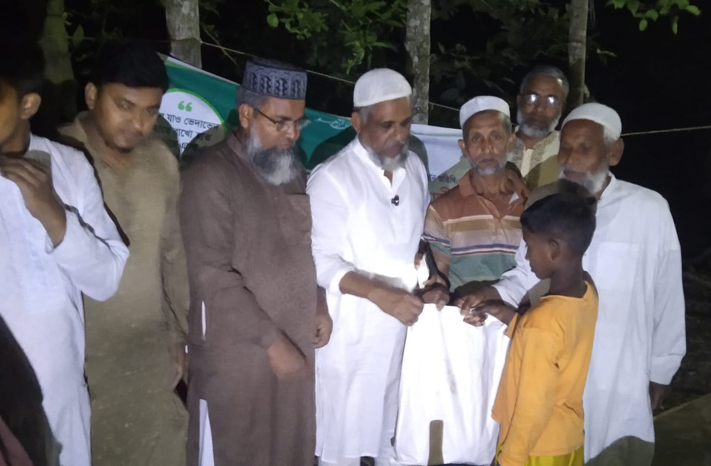 ঈদ উপলক্ষে অসহায়দের মাঝে ত্রাণ বিতরণ করলেন মেয়র পদপ্রার্থী হাজী রাসেল মাহমুদ