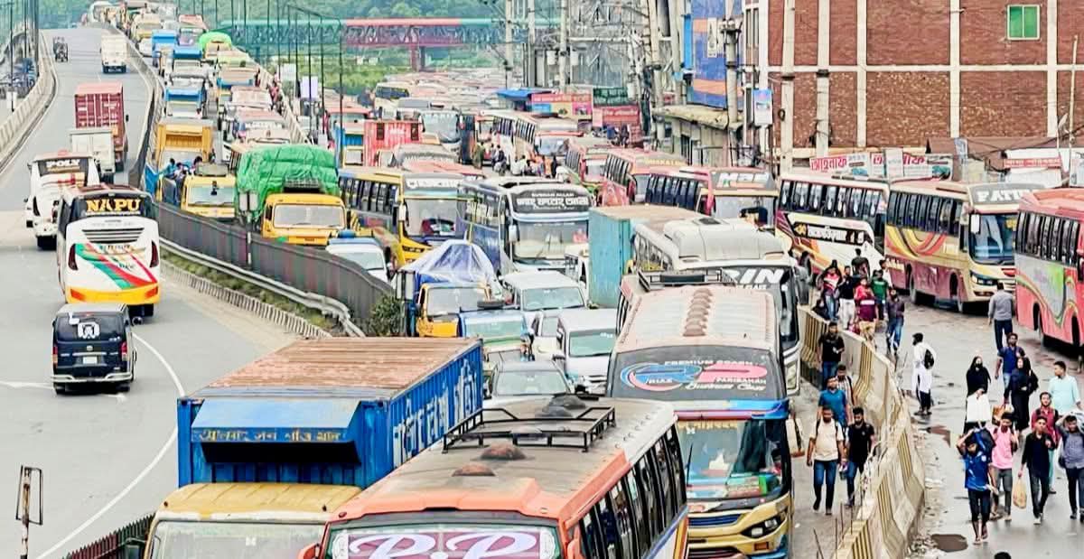 কালিয়াকৈর ঢাকা টাংগাইল মহাসড়কে নাড়ির টানে আপন গন্তব্যে কর্মজীবী ঘরমুখী মানুষের  যাত্রা শুরু