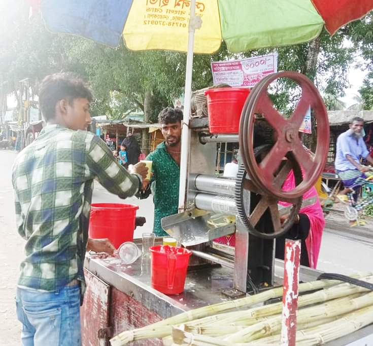 তাড়াইলে প্রচণ্ড তাপদাহে কদর বেড়েছে আখের রসের