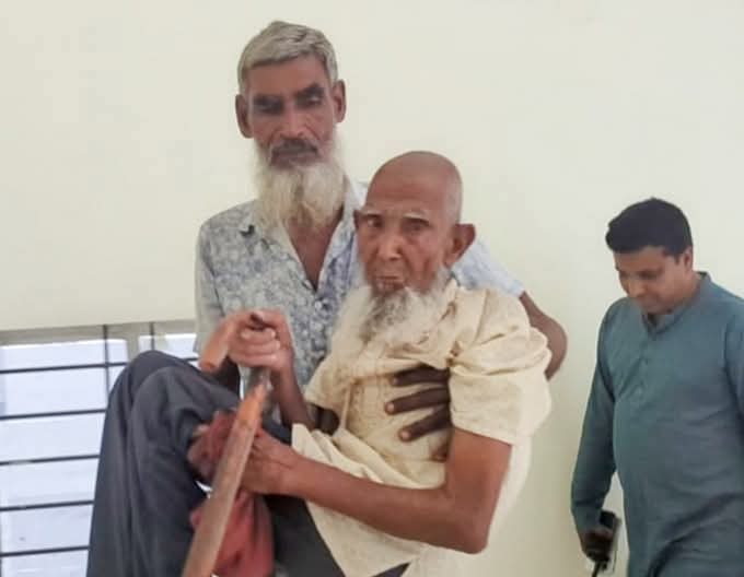 বাড়ী থেকে বের করে দেওয়া ১০৪ বছরের বৃদ্ধ আদালতের হস্তক্ষেপে বাড়ি ফিরলেন