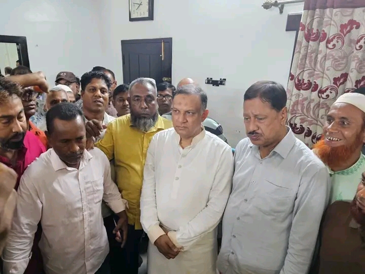 বস্ত্র ও পাট মন্ত্রণালয়ের প্রতিমন্ত্রী শরিফুল আলমের সাথে কটিয়াদী উপজেলা শ্রমিক দলের সভাপতি মোঃ শরীফ মিয়া ও  সাধারণ সম্পাদক ফারুক লস্করের সৌজন্য সাক্ষাৎ