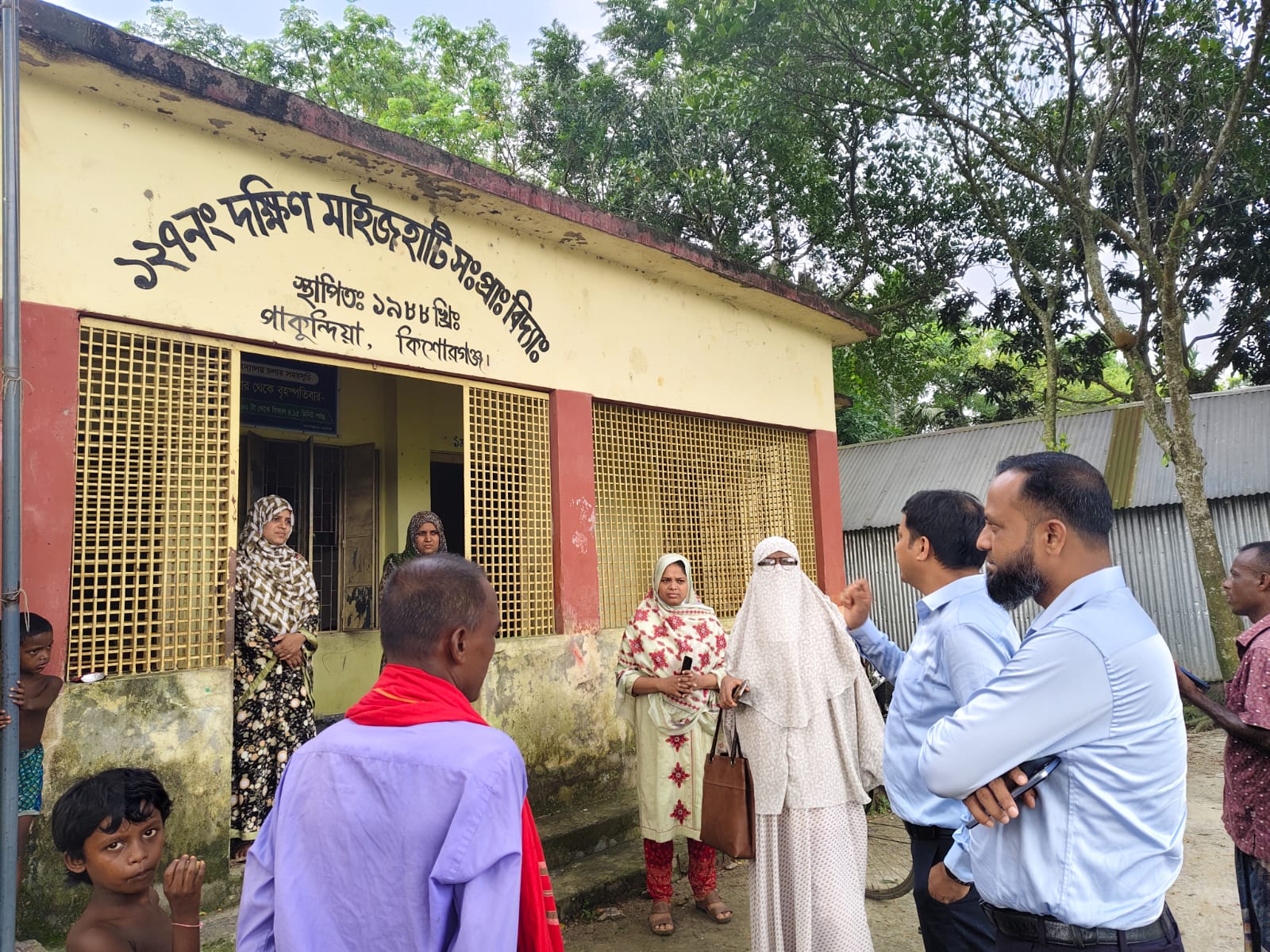 পাকুন্দিয়ায় বিদ্যালয়ের সব কক্ষের ছাদ ধস, খোলা মাঠে চলছে পাঠদান-পরিদর্শনে ইউএনও