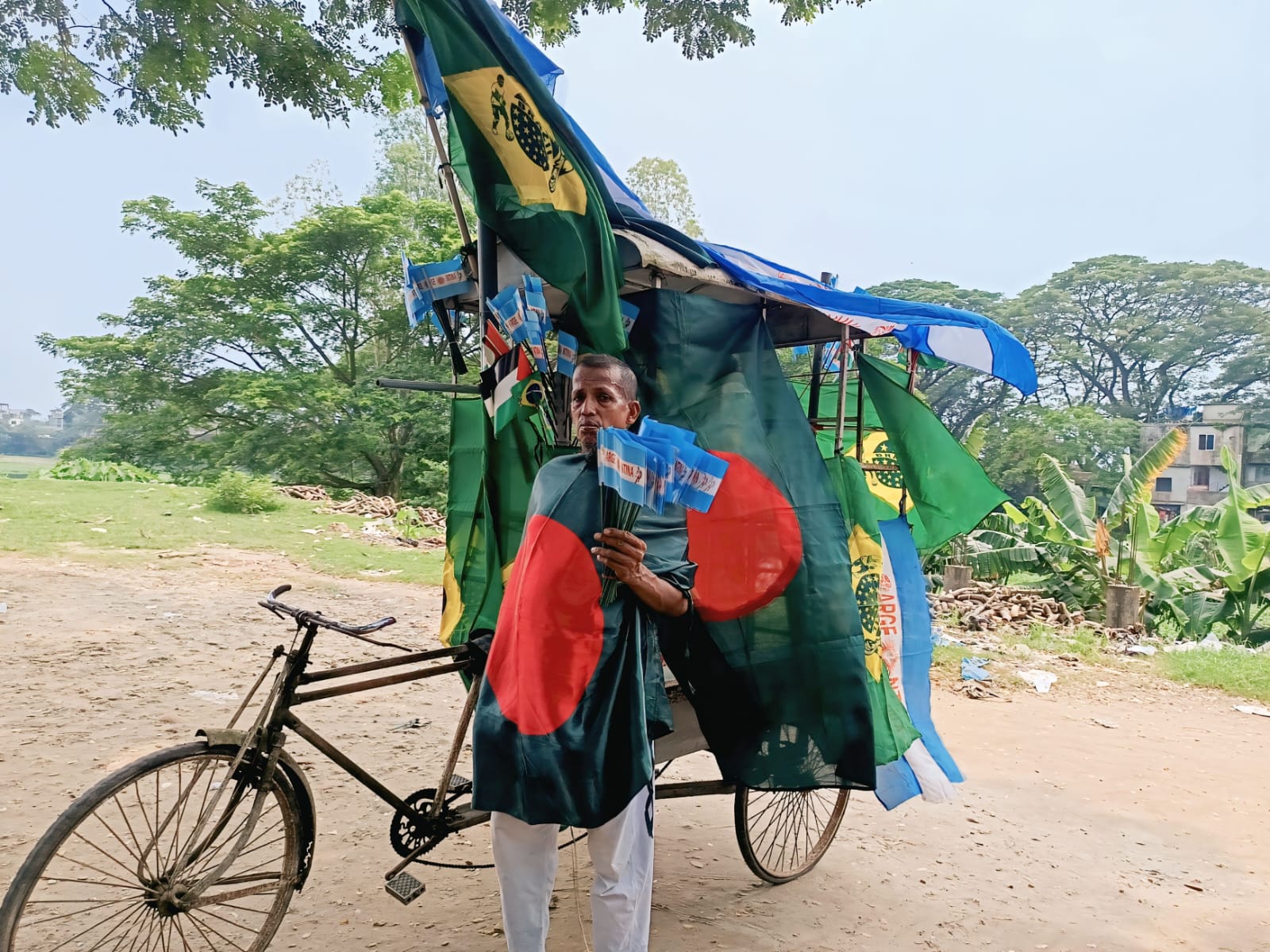 বাতাসে উড়ছে ফুটবল জ্বর: আর্জেন্টিনা-ব্রাজিলের পতাকা ও জার্সির বাজারে উপচে পড়া ভিড়