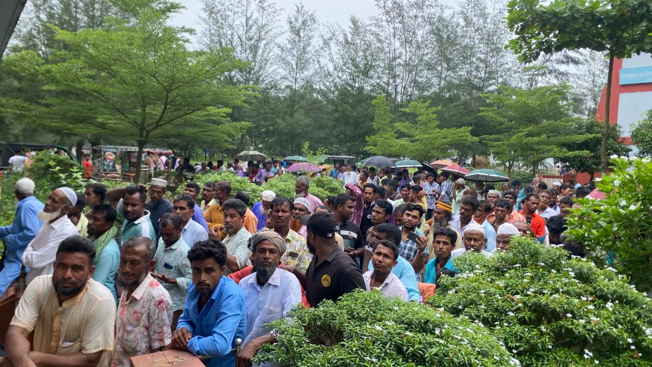 অষ্টগ্রামে ক্ষতিগ্রস্ত কৃষকদের মাঝে চাল ও নগদ অর্থ বিতরণ, তালিকা নিয়ে অভিযোগ