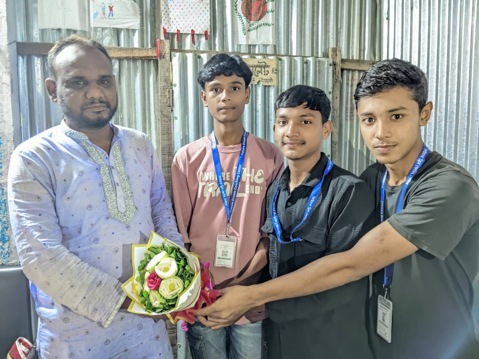 কুড়িগ্রামে ফিউচার ড্রিম কোচিং সেন্টারের পরিচালকের প্রতি আবেগঘন সম্মান প্রদর্শন