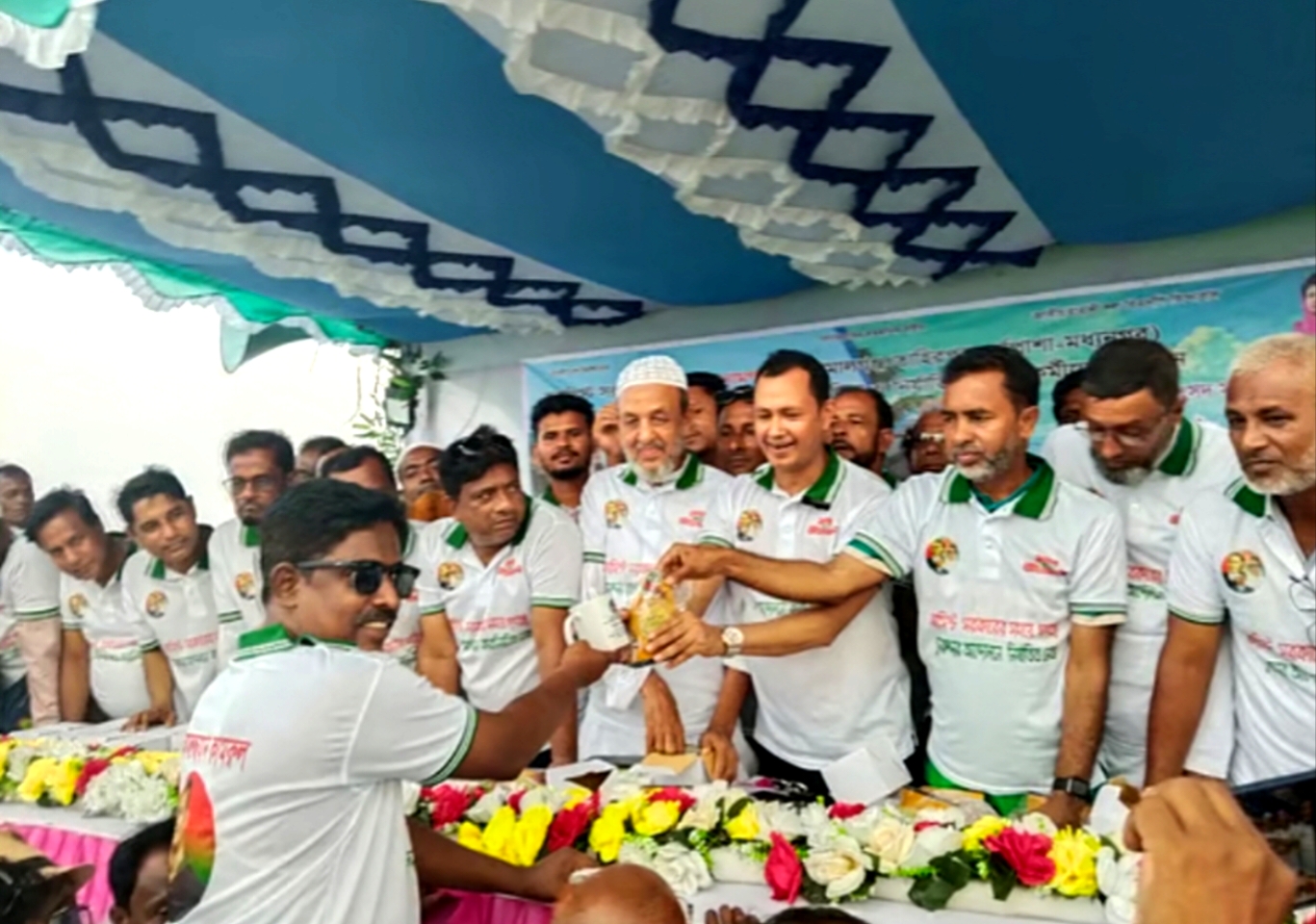 আওয়ামী লীগ সরকারের আমলে মামলা, হামলার শিকার নেতা-কর্মীদের নিয়ে হাওরে এমপির মিলন মেলা