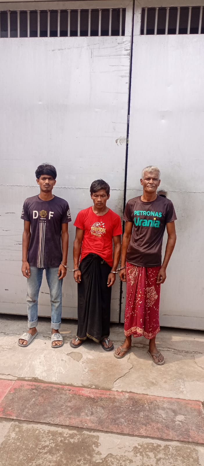 নাটোরে হেরোইন-গাঁজা সেবনের সময় তিনজন আটক