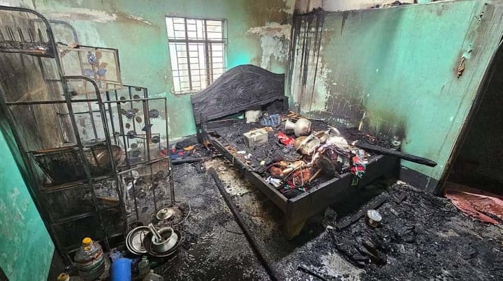 ঢাকার আশুলিয়ায় গভীররাতে দোকানসহ বাসাবাড়িতে আগুন
