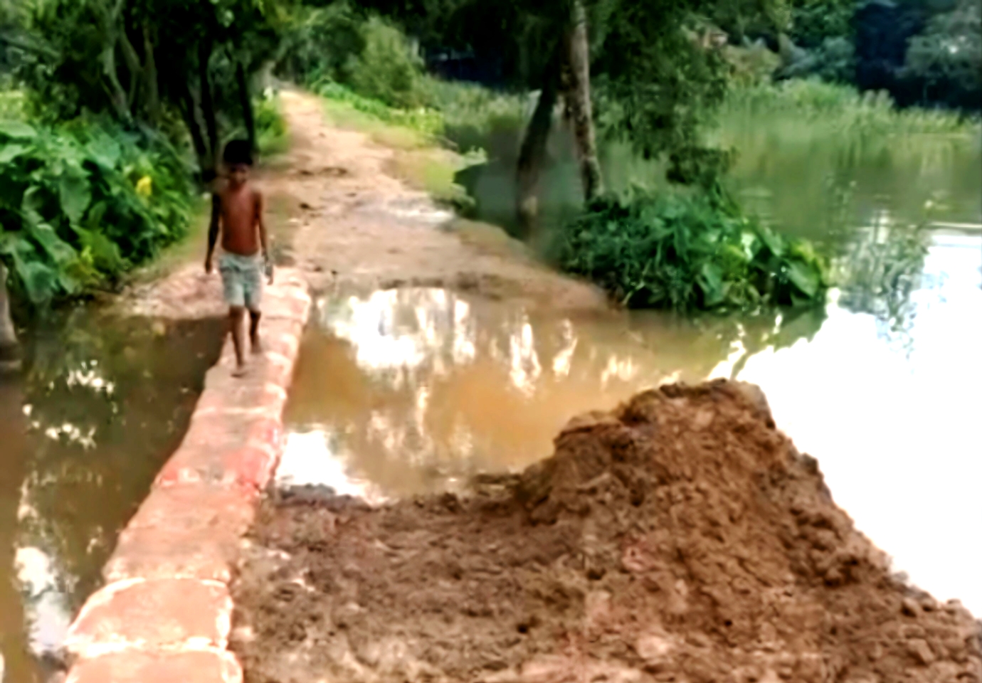 ৩নং বড়দল দক্ষিণ ইউনিয়নের ৯নং ওয়ার্ডে  চেয়ারম্যান প্রার্থী হাজী মোহাম্মদ সবুজ আলমের রাস্তা সংস্কার