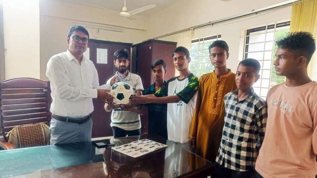 খুদে শিক্ষার্থীদের আবদারে ফুটবল উপহার দিলেন ঝিনাইগাতীর ইউএনও