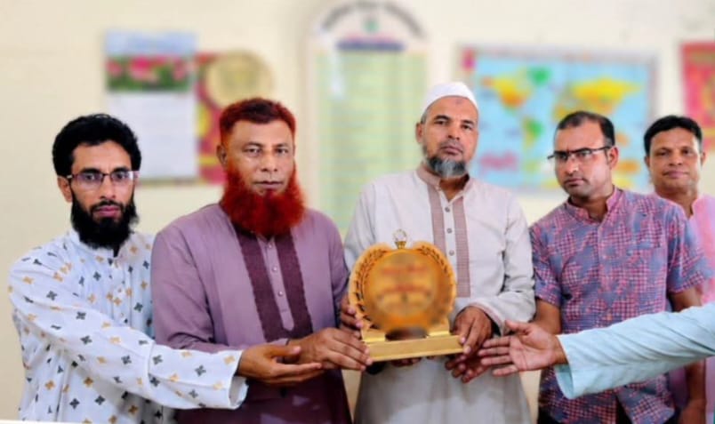 শিক্ষকতার ৪০ বছর:বর্ণাঢ্য আয়োজনে অবসরে গেলেন কুলাউড়ার প্রবীণ শিক্ষক হামিদ খান