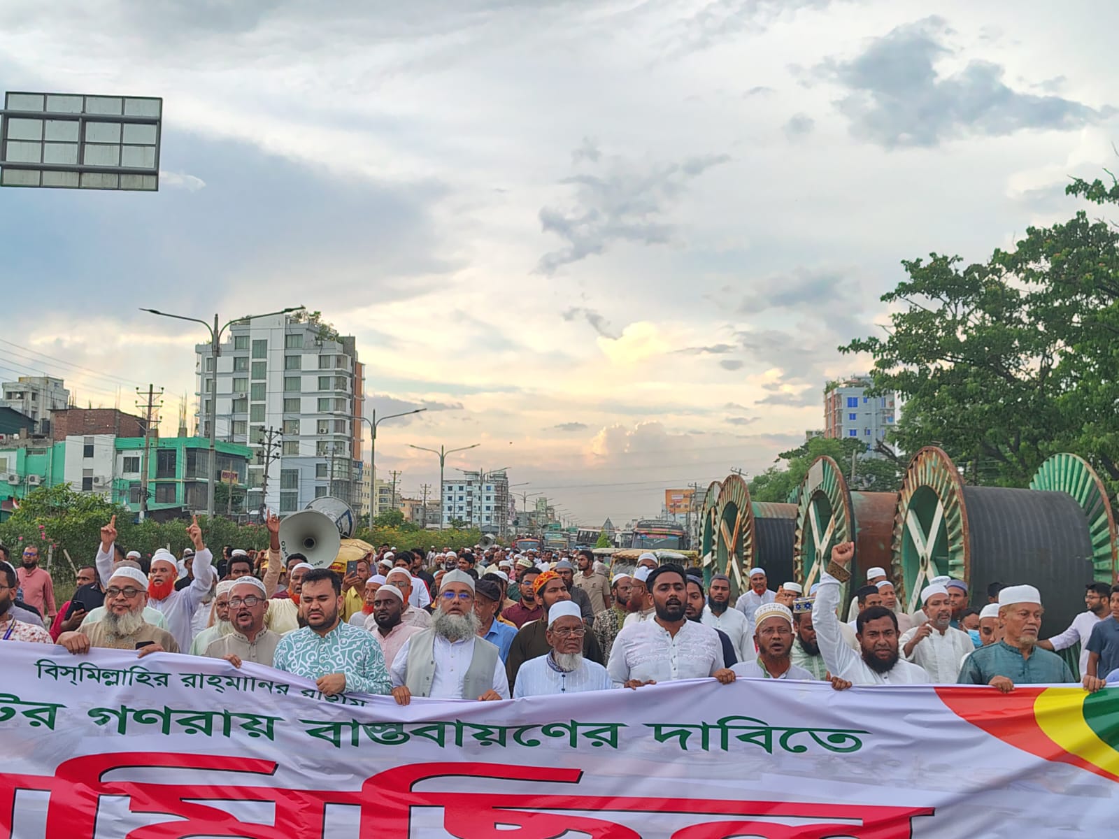 গণভোটের গণরায় কার্যকরের দাবীতে নারায়ণগঞ্জে ১১ দলীয় ঐক্যের গণমিছিল