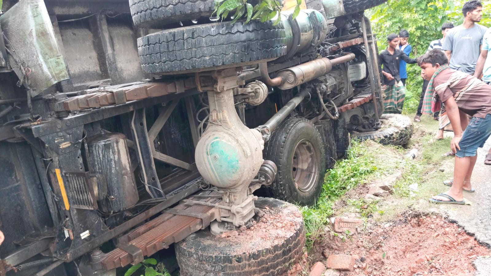 লোহাগড়ায় ঘরবাড়ি চাপা দিলো পাথরবোঝাই ট্রাক, ১ শিশুর মৃত্যু ,আহত ১