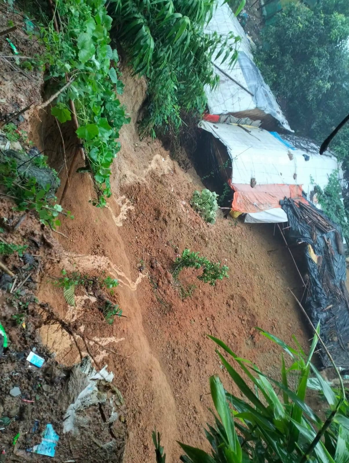 কক্সবাজারে পাহাড় ধসে ৮ রোহিঙ্গাসহ  নিহত ৯; আহত ১০