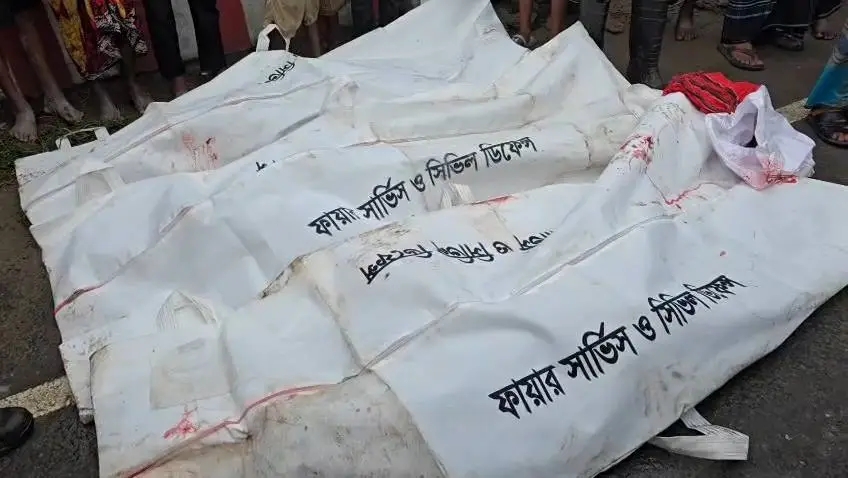 পাকুন্দিয়ায় বাসের সঙ্গে গরুবোঝাই পিকআপের মুখোমুখি সংঘর্ষে চালক সহ নিহত ৩