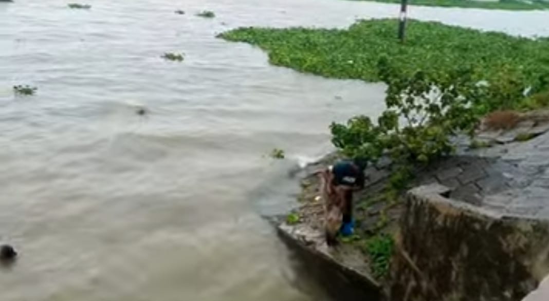 টানা বর্ষণে হাওরে বাড়ছে পানি, বন্যার আশঙ্কায় হাওরবাসী
