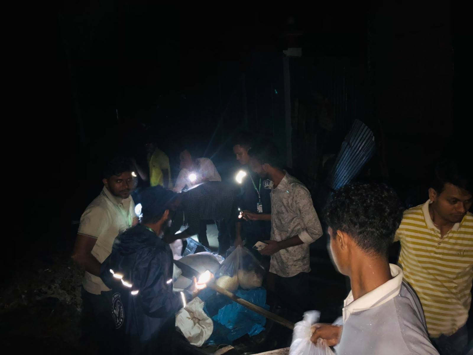 বন্যাদুর্গত মানুষের পাশে স্বপ্নতরী স্বেচ্ছাসেবী যুব সংগঠন