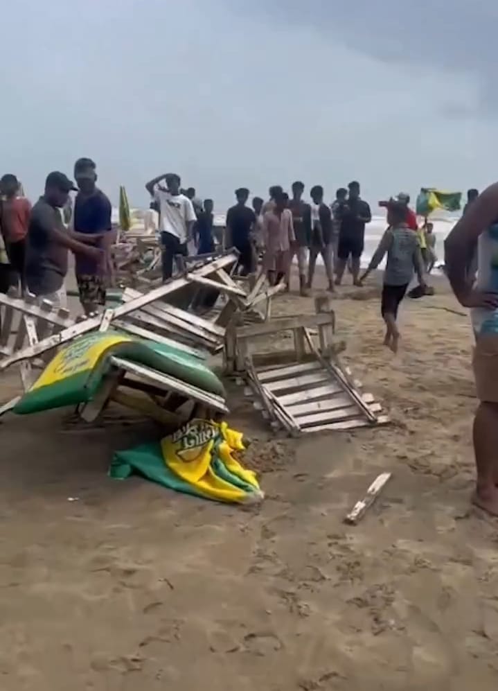 কক্সবাজার সৈকতে টর্নেডোর আঘাত, আতঙ্কে  পর্যটকদের  ছোটাছুটি