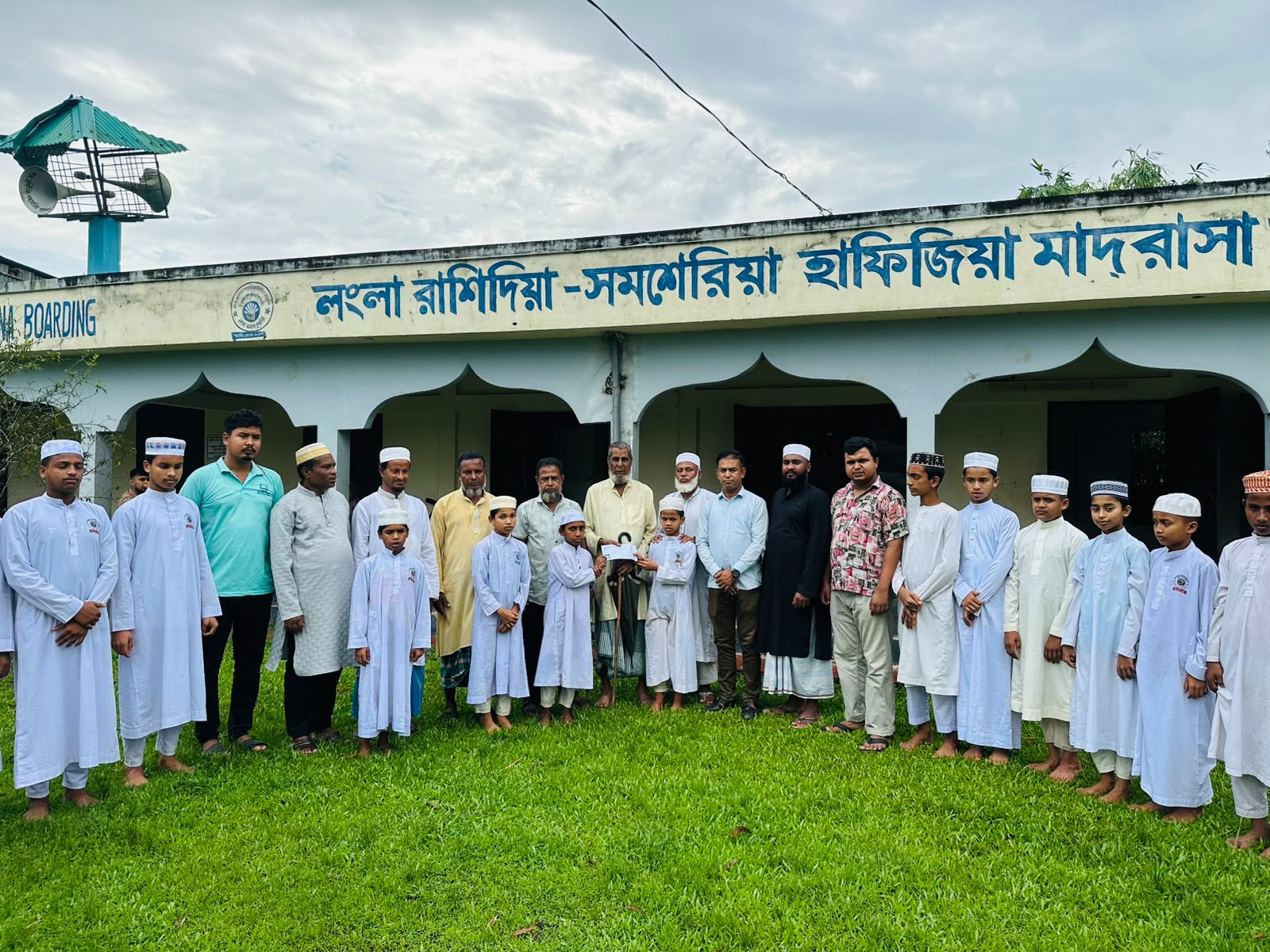 রাশিদ আলী ফাউন্ডেশনের পক্ষ থেকে মনরাজের চার পরিবারকে ২০ হাজার টাকা আর্থিক সহায়তা