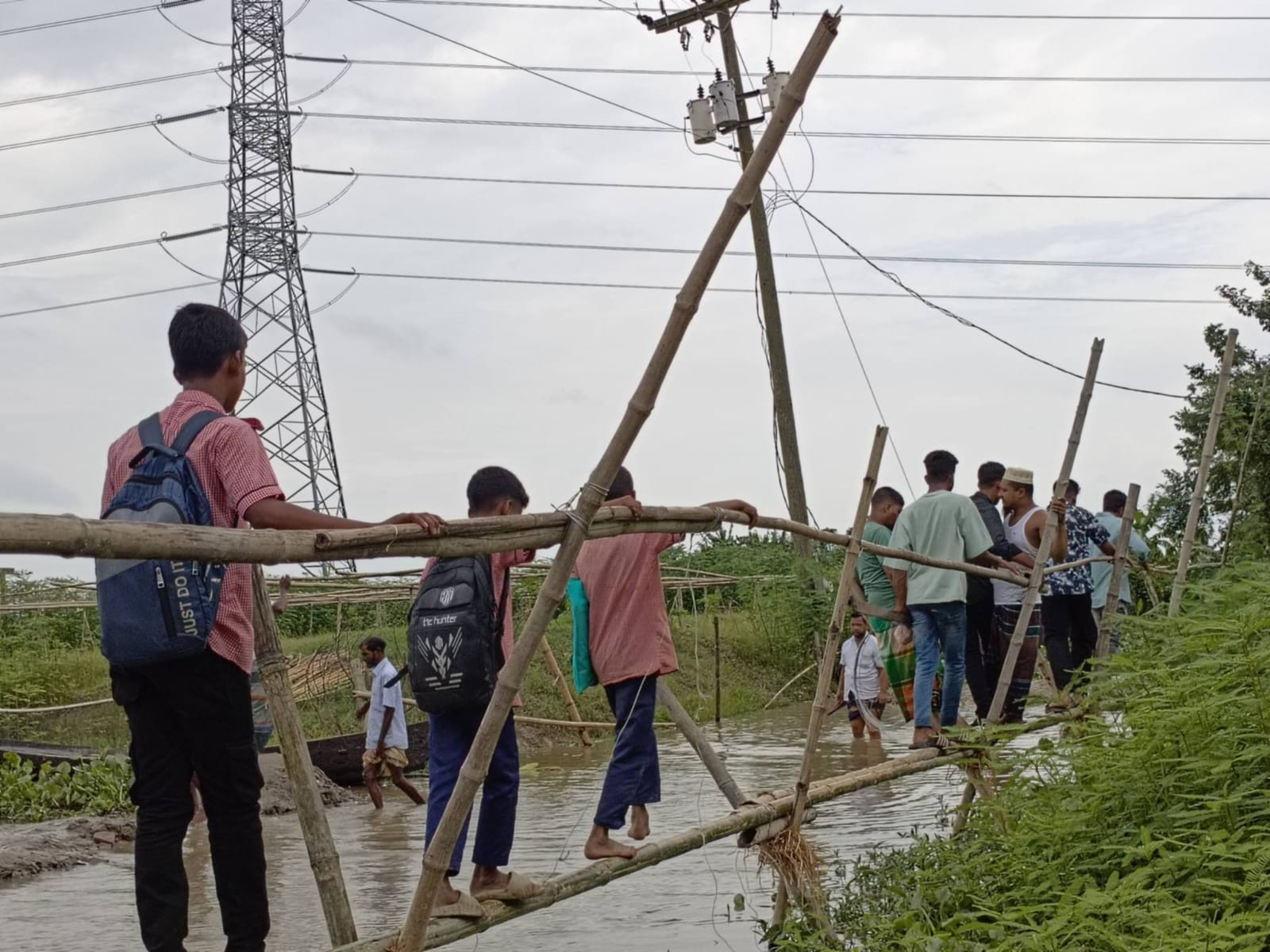 করিমগঞ্জে নিজস্ব অর্থায়নে বাঁশের সাঁকো নির্মাণ, স্থানীয় জামায়াতের উদ্যোগে দুর্ভোগ লাঘব