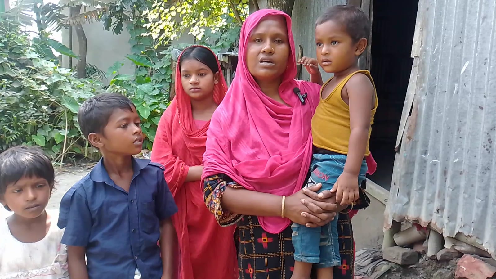 হোসেনপুরে নিদারুণ কষ্টে দিন কাটাচ্ছেন বজ্রপাতে নিহত রাসেলের চার সন্তানের পরিবার