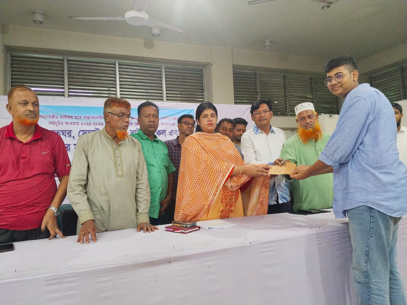 লোহাগড়ায় প্রধানমন্ত্রীর মেশিন-বাইসাইকেল-বৃত্তি পেল লোহাগড়ার ক্ষুদ্র নৃগোষ্ঠী