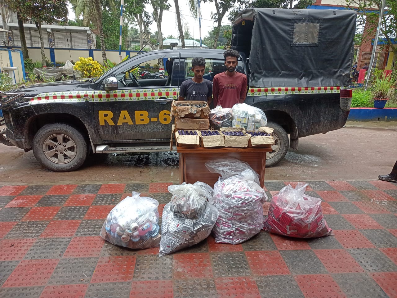 সাতক্ষীরায় ২৩০ বোতল উইনকেরেক্স, ১৫ হাজার টাপেনটাডল ট্যাবলেটসহ গ্রেফতার ২