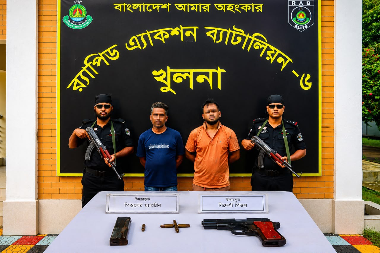 খুলনার লবণচরায় পিস্তল-গুলিসহ দুই সন্ত্রাসী গ্রেফতার