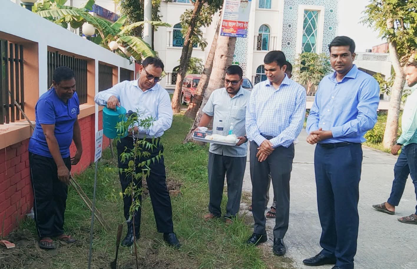 বিভাগীয় কমিশনার পরিদর্শন করলেন পাবনার আটঘরিয়া ভূমি অফিস