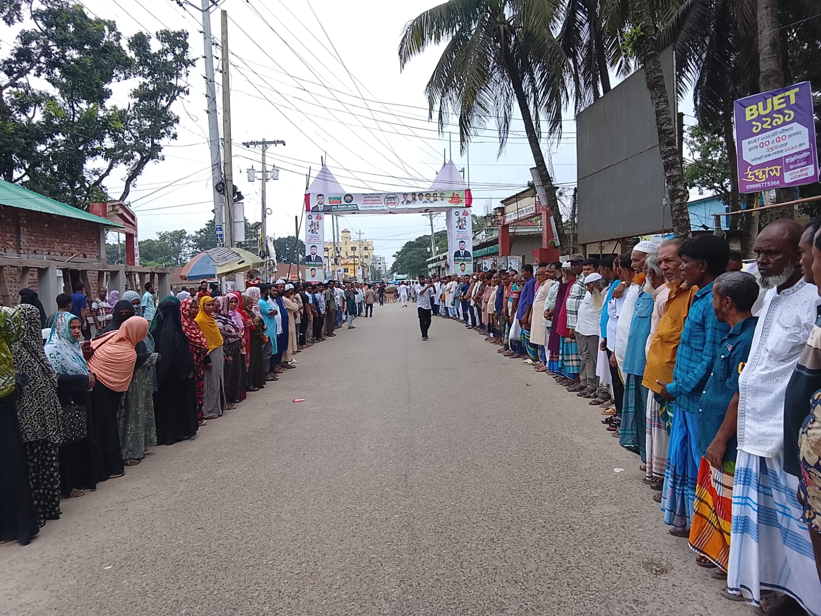 তাড়াইলে ফ্যামিলি কার্ডের তথ্যসংগ্রহকারী ও সুপারভাইজার নিয়োগে অনিয়মের অভিযোগে মানববন্ধন