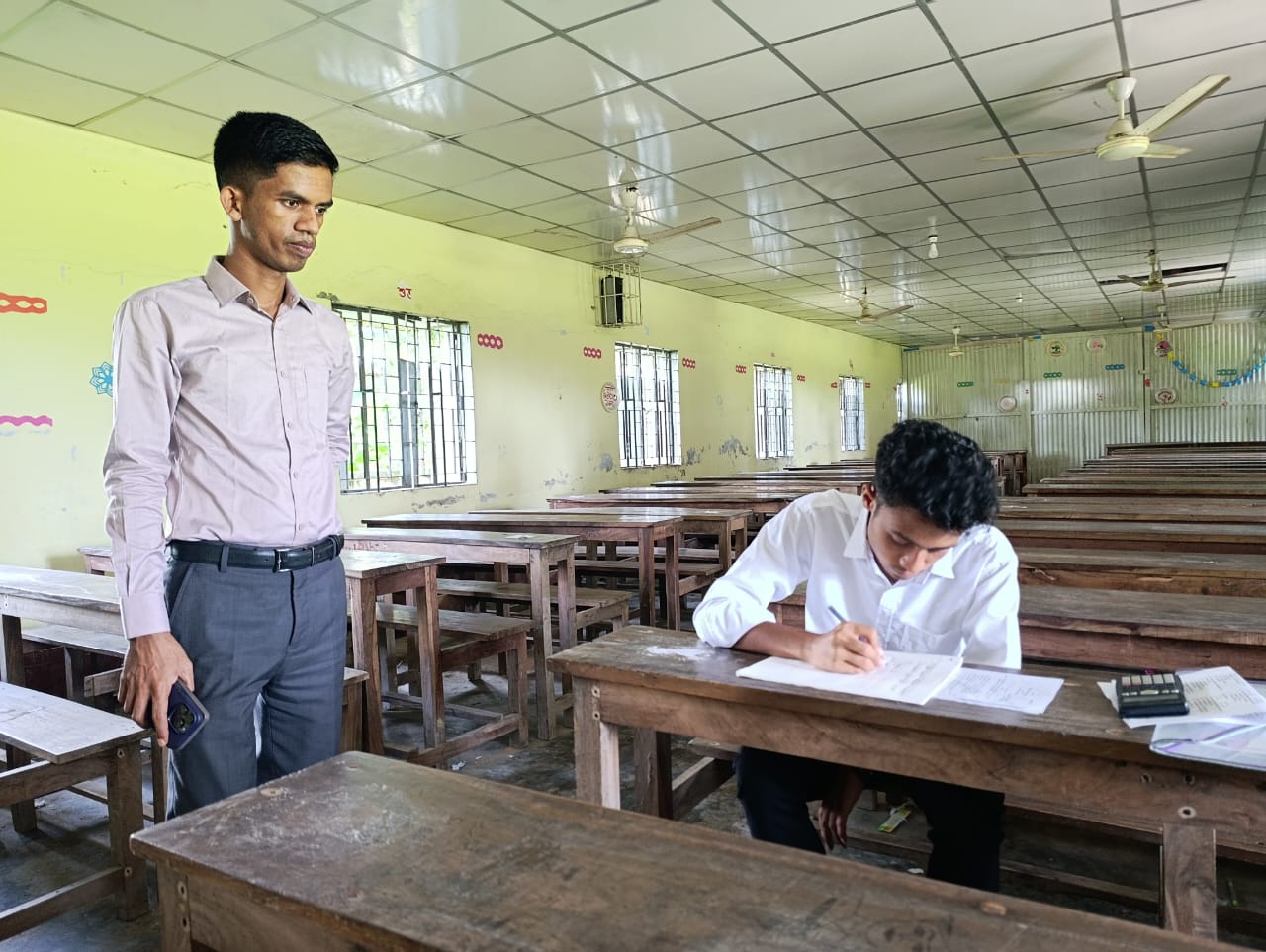 তাড়াইলের দুই পরীক্ষা কেন্দ্রে ব্যতিক্রমী চিত্র একজন পরীক্ষার্থীর দায়িত্বে ১৭ জন