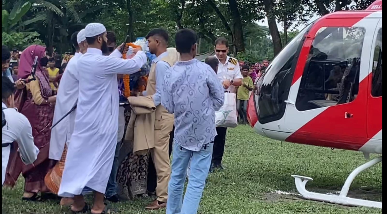 বাবার অসুস্থতার খবরে জাপান থেকে হেলিকপ্টারে বাড়ি ফিরলেন প্রবাসী যুবক