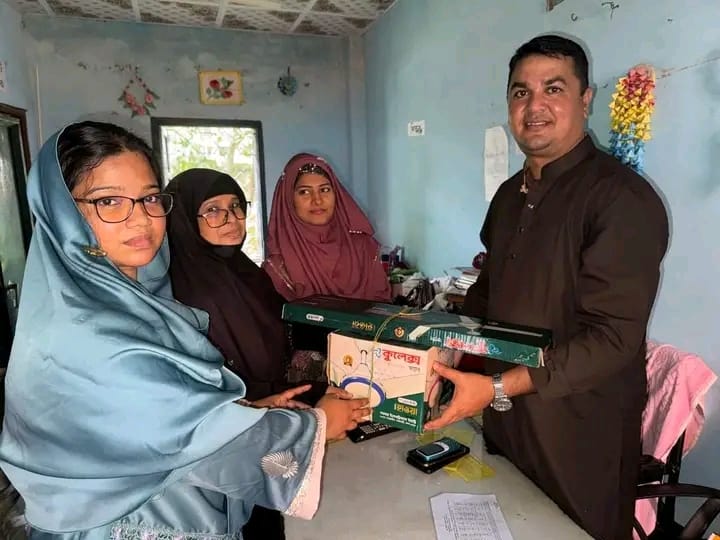গরমে শিক্ষার্থীদের কষ্ট লাঘবে স্কুলে ফ্যান দিলেন বিএনপি নেতা