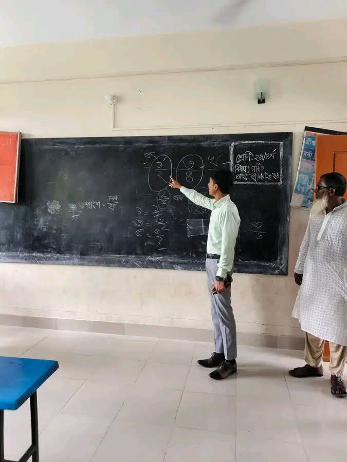 কয়রায় স্কুল পরিদর্শনে ইউএনও মহোদয়; নিলেন ক্লাস