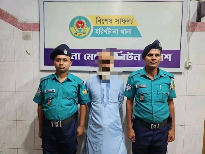 খুলনায় স্বর্ণ ও ডায়মন্ডের বিপুল অলঙ্কারসহ চোরাচালানকারী গ্রেপ্তার