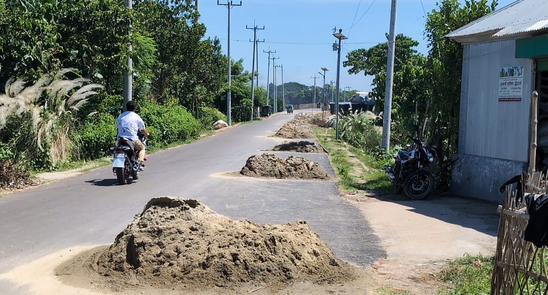 ১৬ কোটি টাকার সড়ক নির্মাণ শেষের পথে,বালু স্তুপ করে রাখায় বাড়ছে দুর্ঘটনার ঝুঁকি