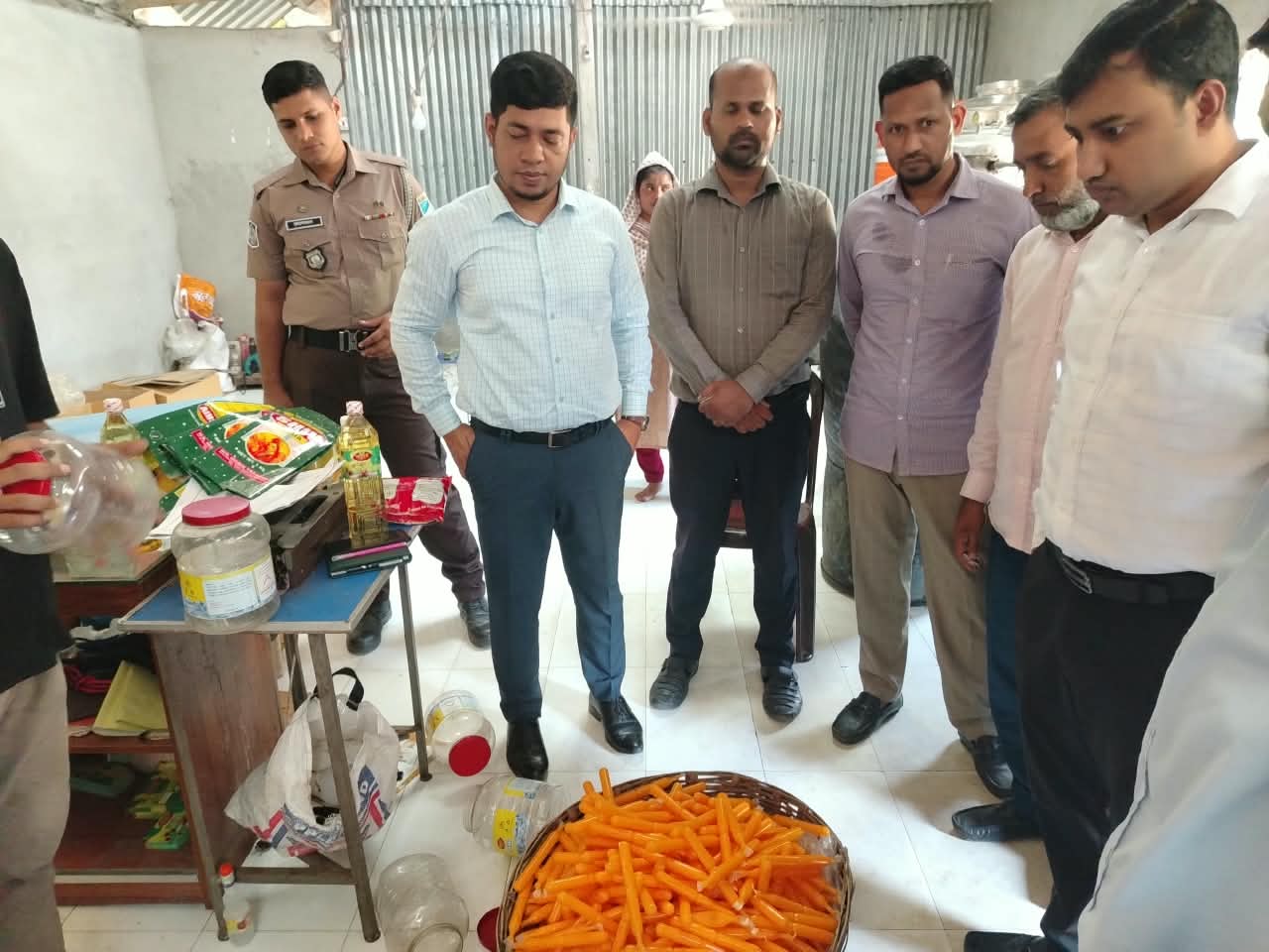 কিশোরগঞ্জে জাতীয় ভোক্তা অধিকার সংরক্ষণ অধিদপ্তরের অভিযানে ৫০ হাজার টাকা জরিমানা ও ভেজাল খাদ্যপণ্য ধ্বংস